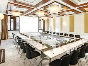 Bright Seminar Room in Cannes | Venue for Meetings & Workshops