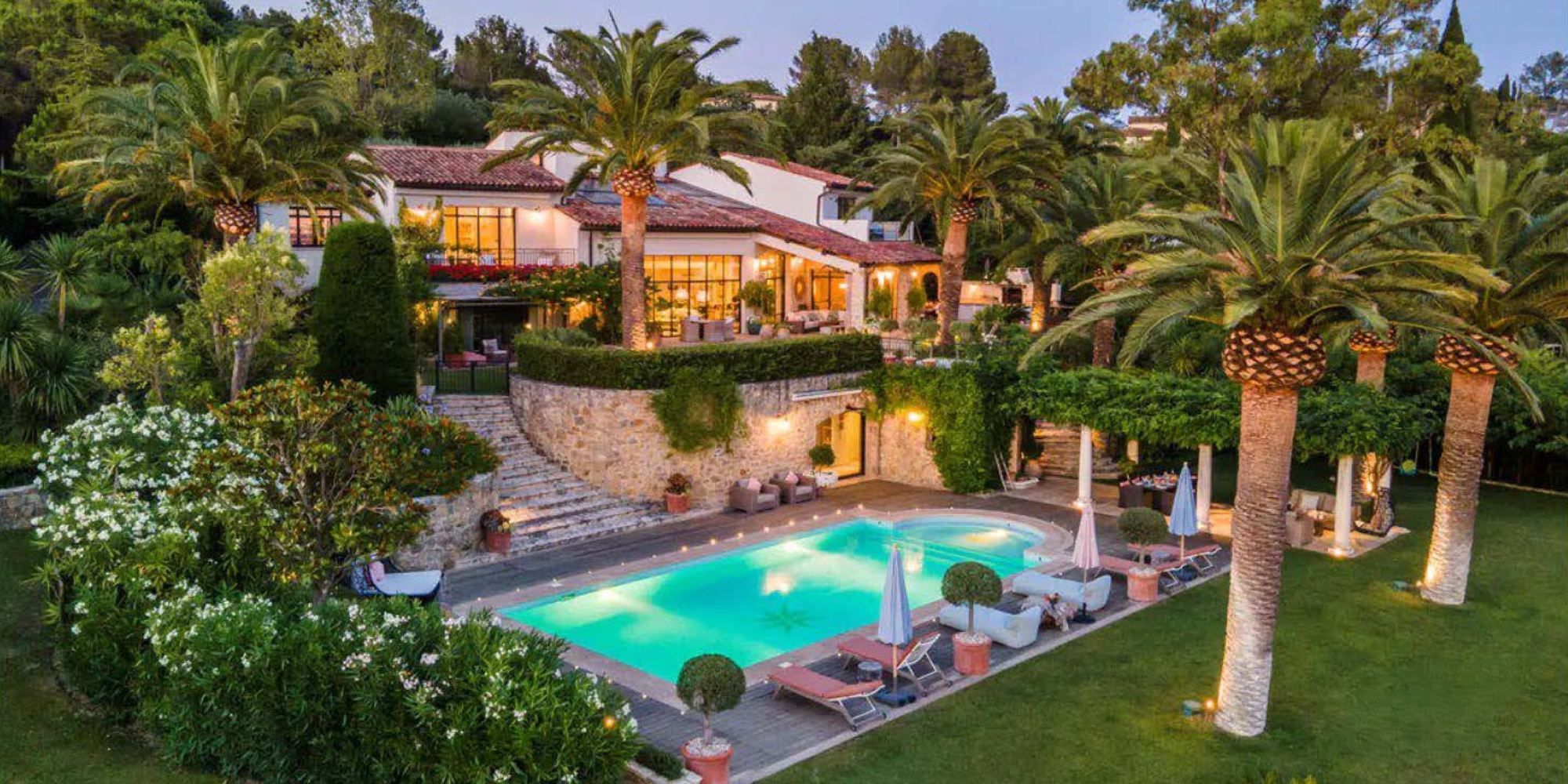 Vue aérienne de la villa privée avec piscine et jardin méditerranéen près de Cannes