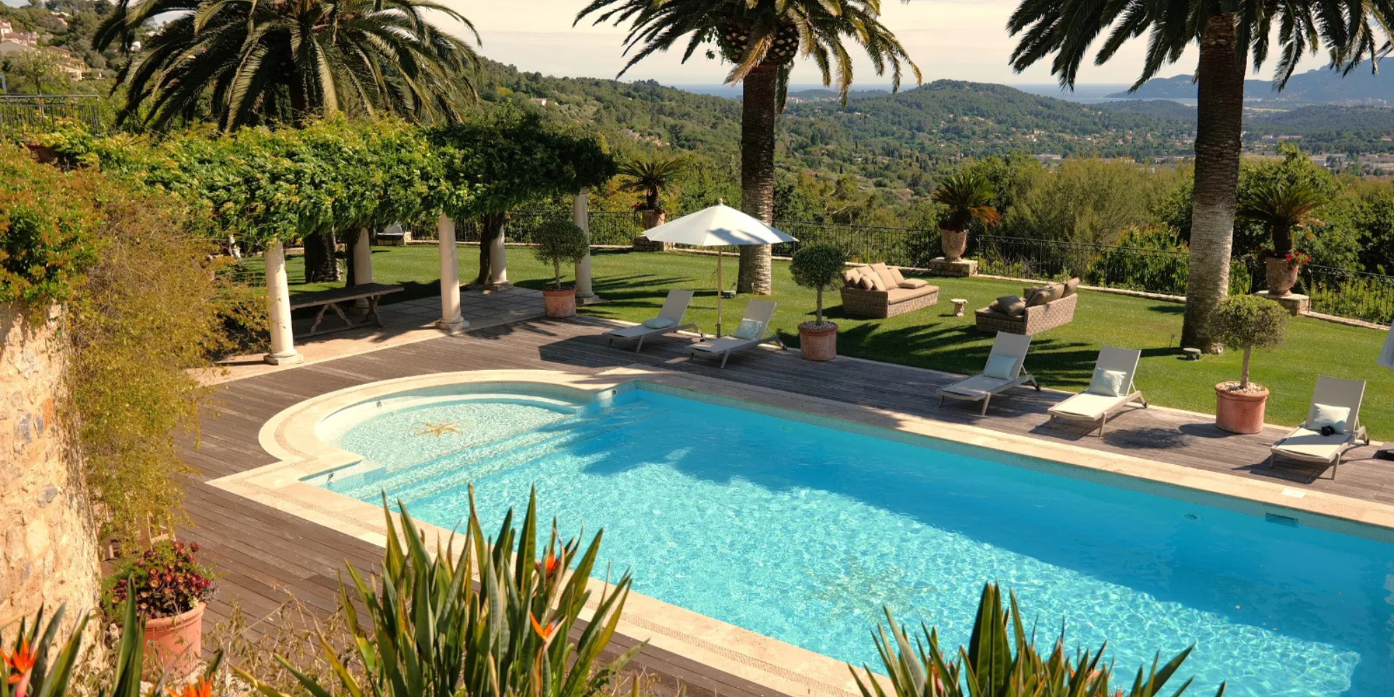 Tonnelle de glycine et espaces de travail extérieurs de la villa près de Cannes