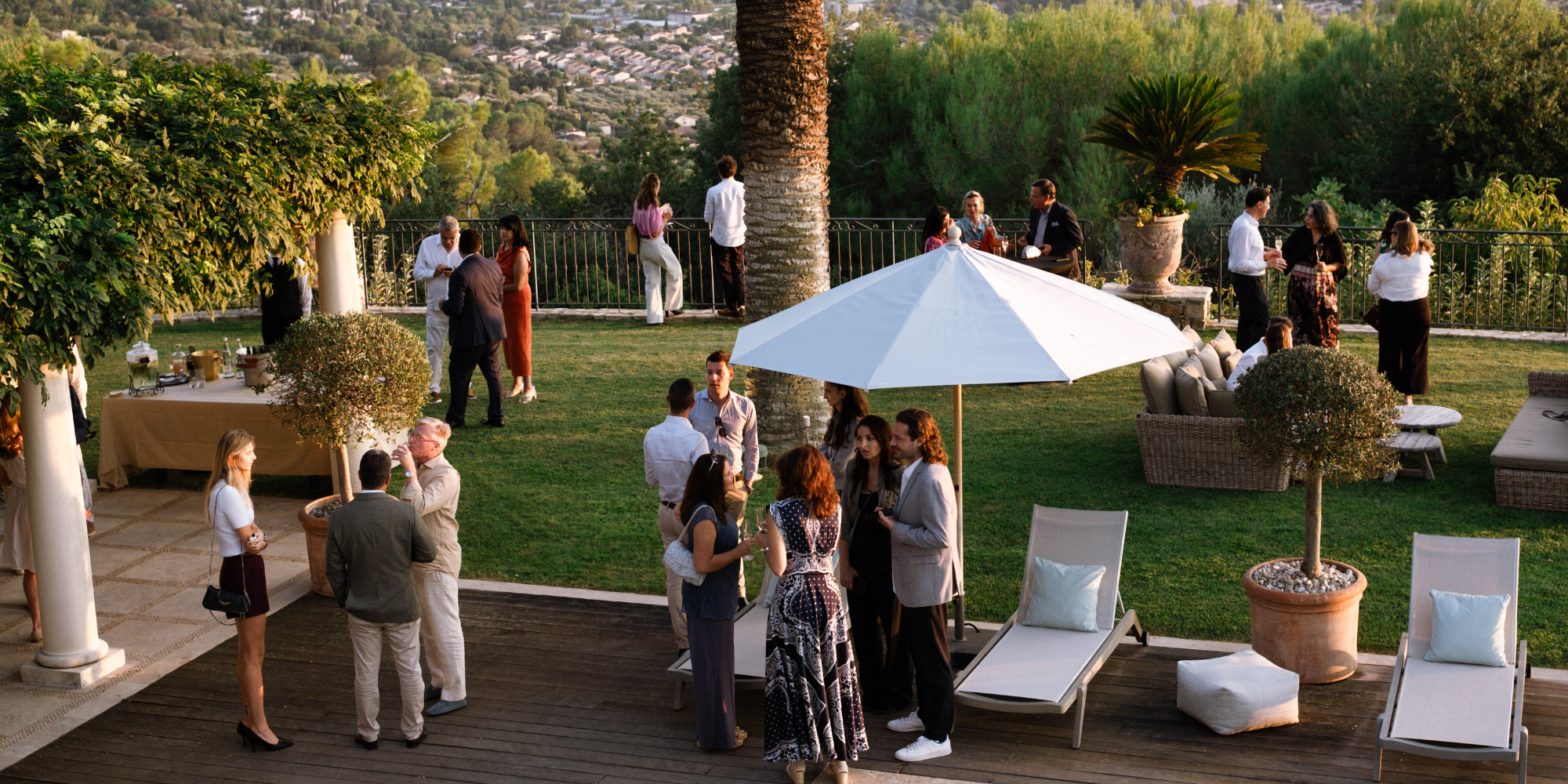 Organisation d'événement extérieur dans le jardin de la villa près de Cannes pour équipes d'entreprise