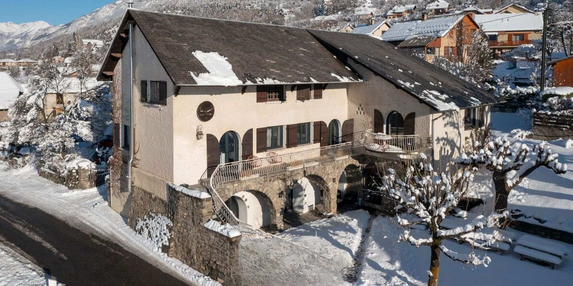 Mountain seminar chalet with views over Lake Serre-Ponçon in the Hautes-Alpes