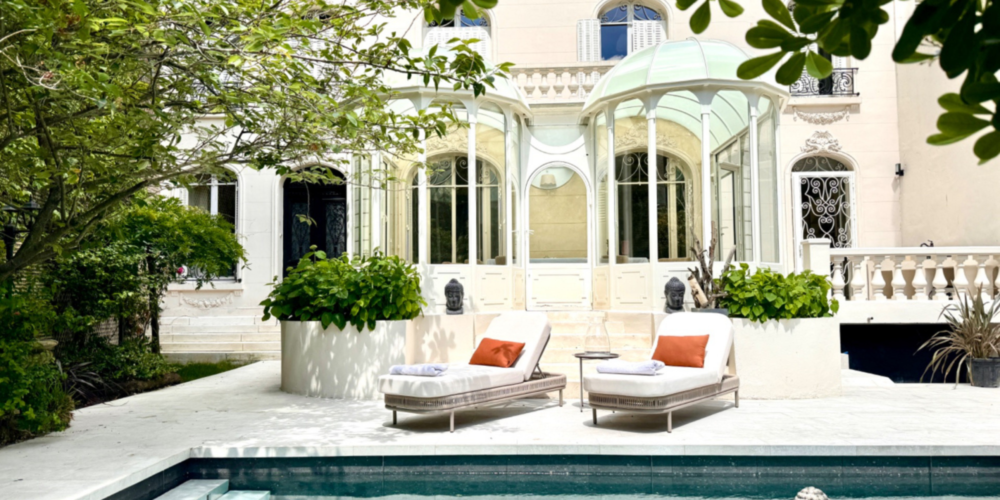 Villa with a heated pool in Paris for a night cocktail