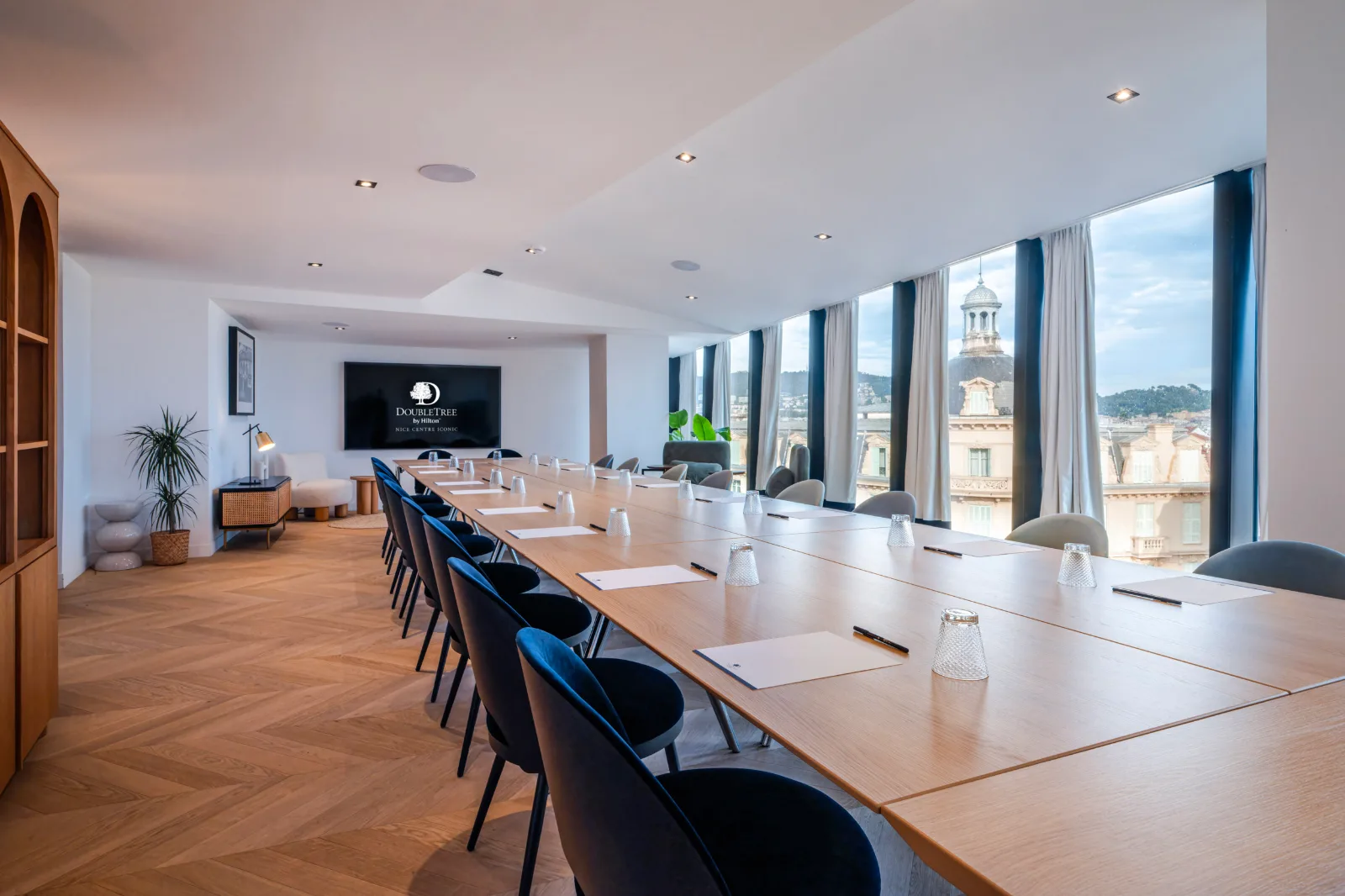 Located on the 5th floor, our meeting room has a view of the city of Nice and a partial view of the sea.