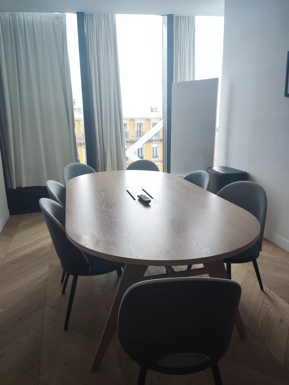 Modern Conference Room with Stunning City Views – Ideal for Seminars