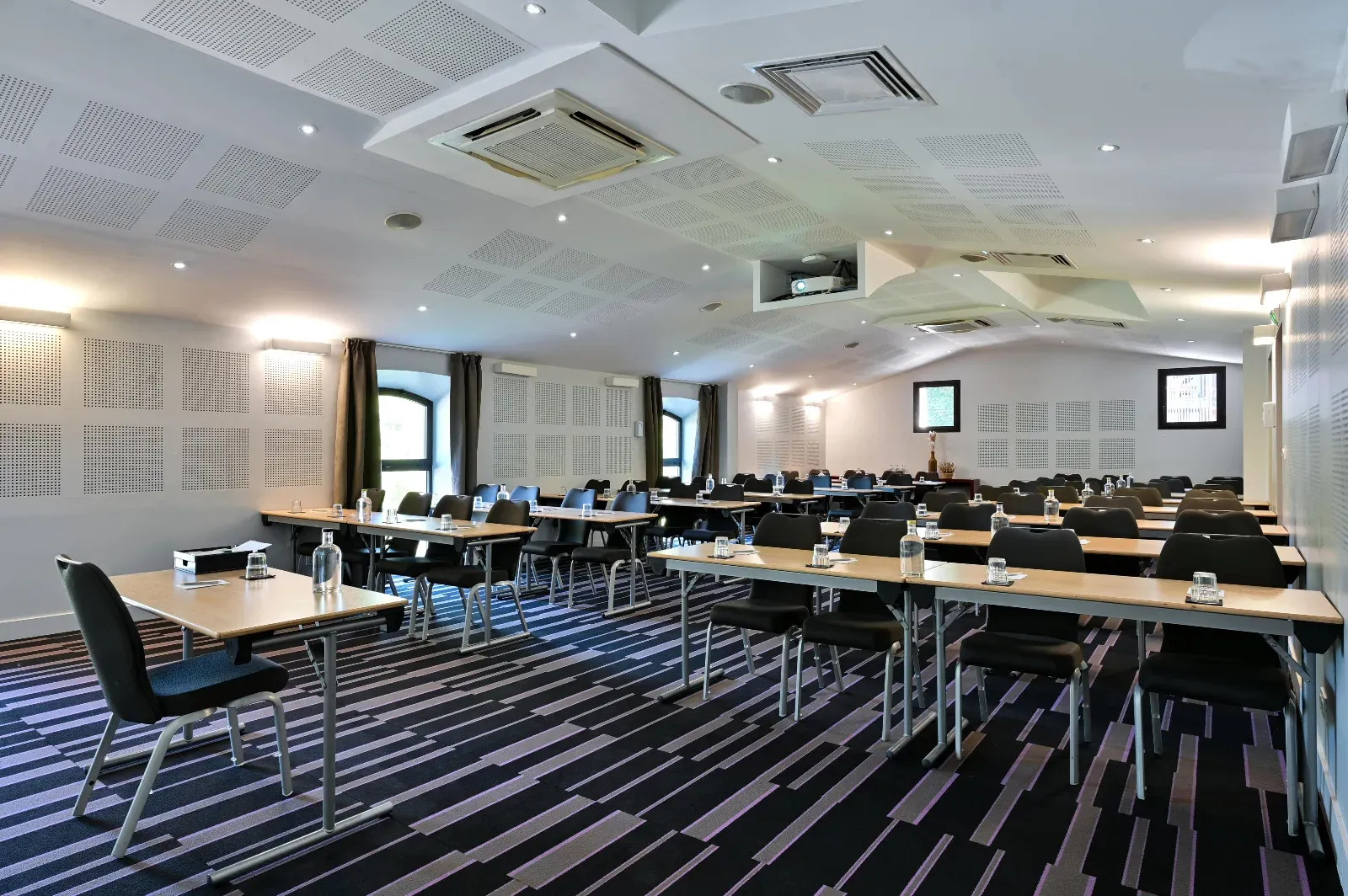 Salle lumineuse de 90m²