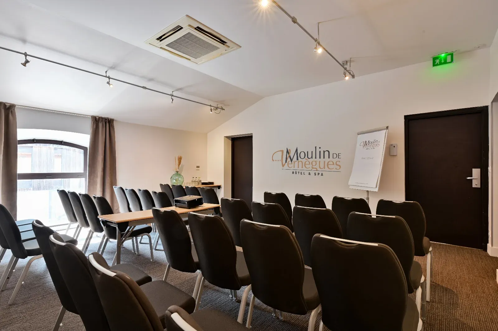 Salle lumineuse et fonctionnelle de 31m²