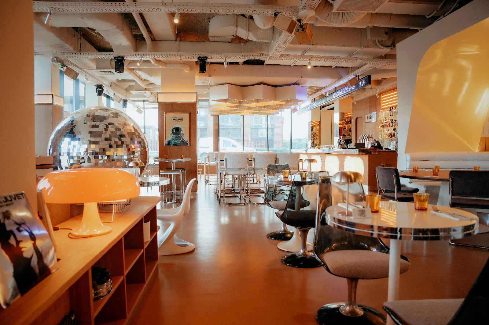 Un restaurant rétrofuturiste aux mets revisités 