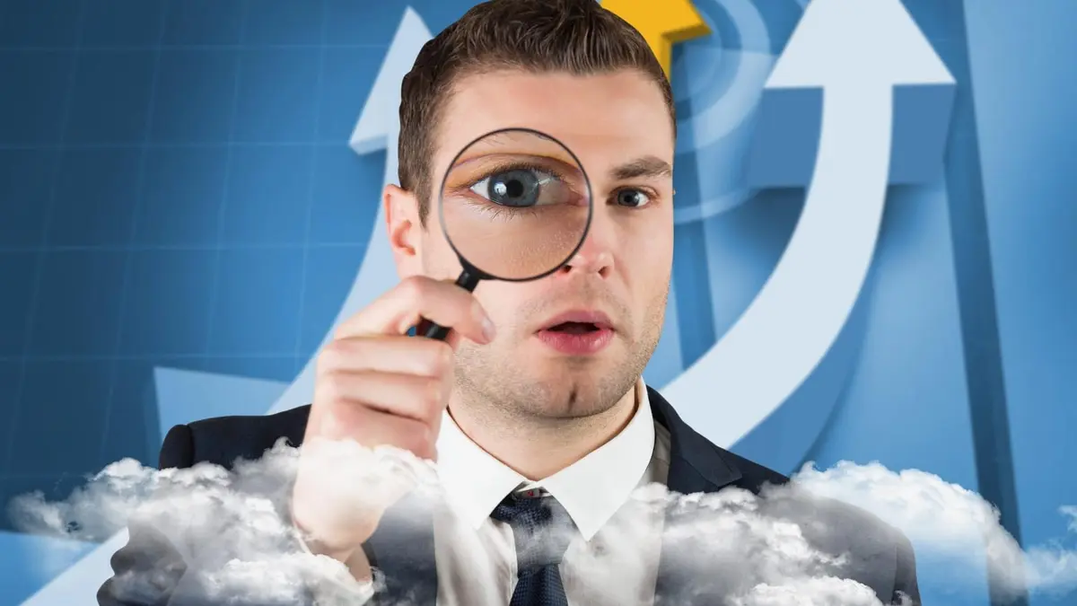 Ekran smartfona z wynikami wyszukiwania Perplexity obok recepcji hotelowej