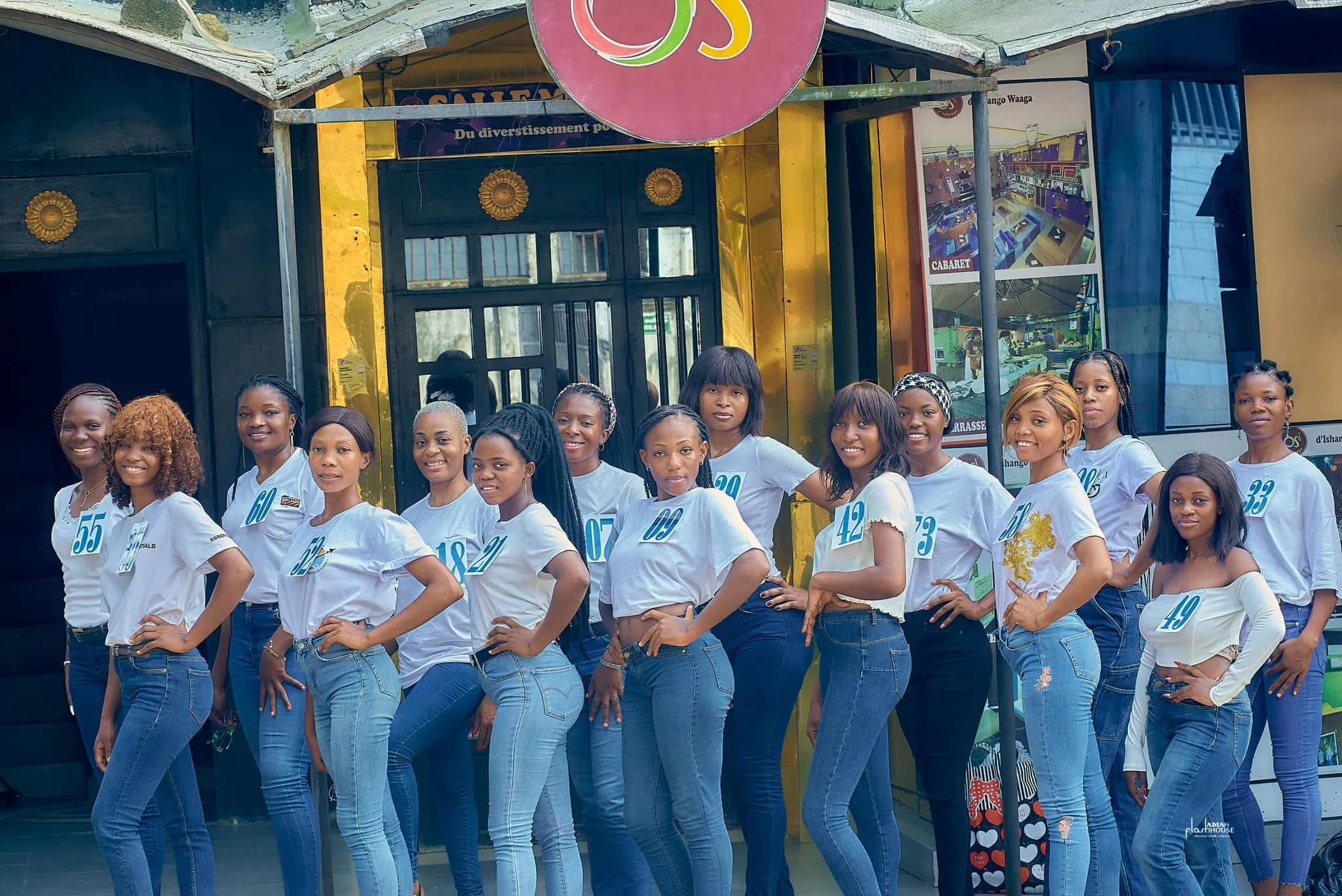 Coulisses d'un rêve : entre maquillage et sourires