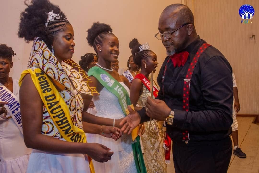 Les lauréates et le président du FESTI-1