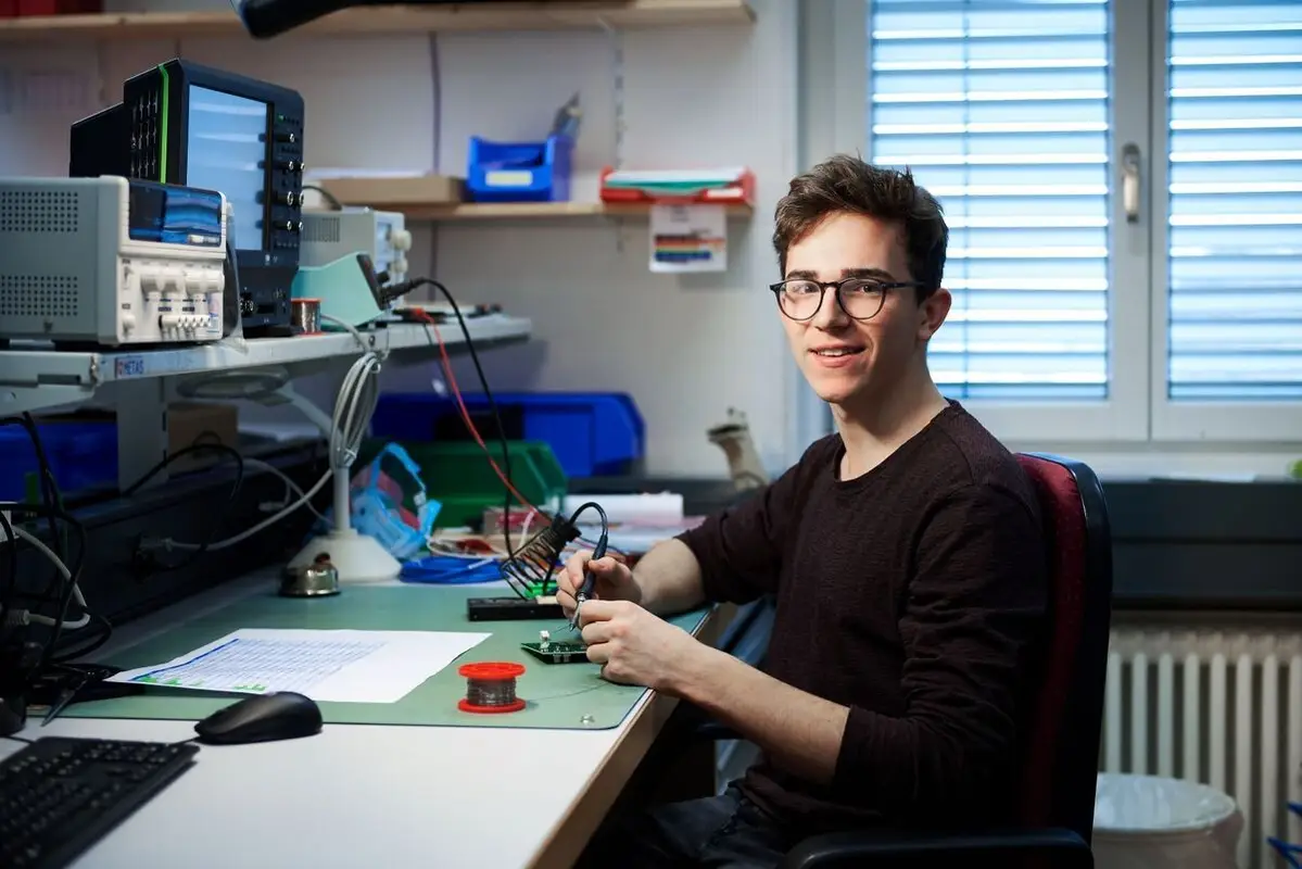 beruf-elektroniker-in-efz-ausbildung-und-lehre