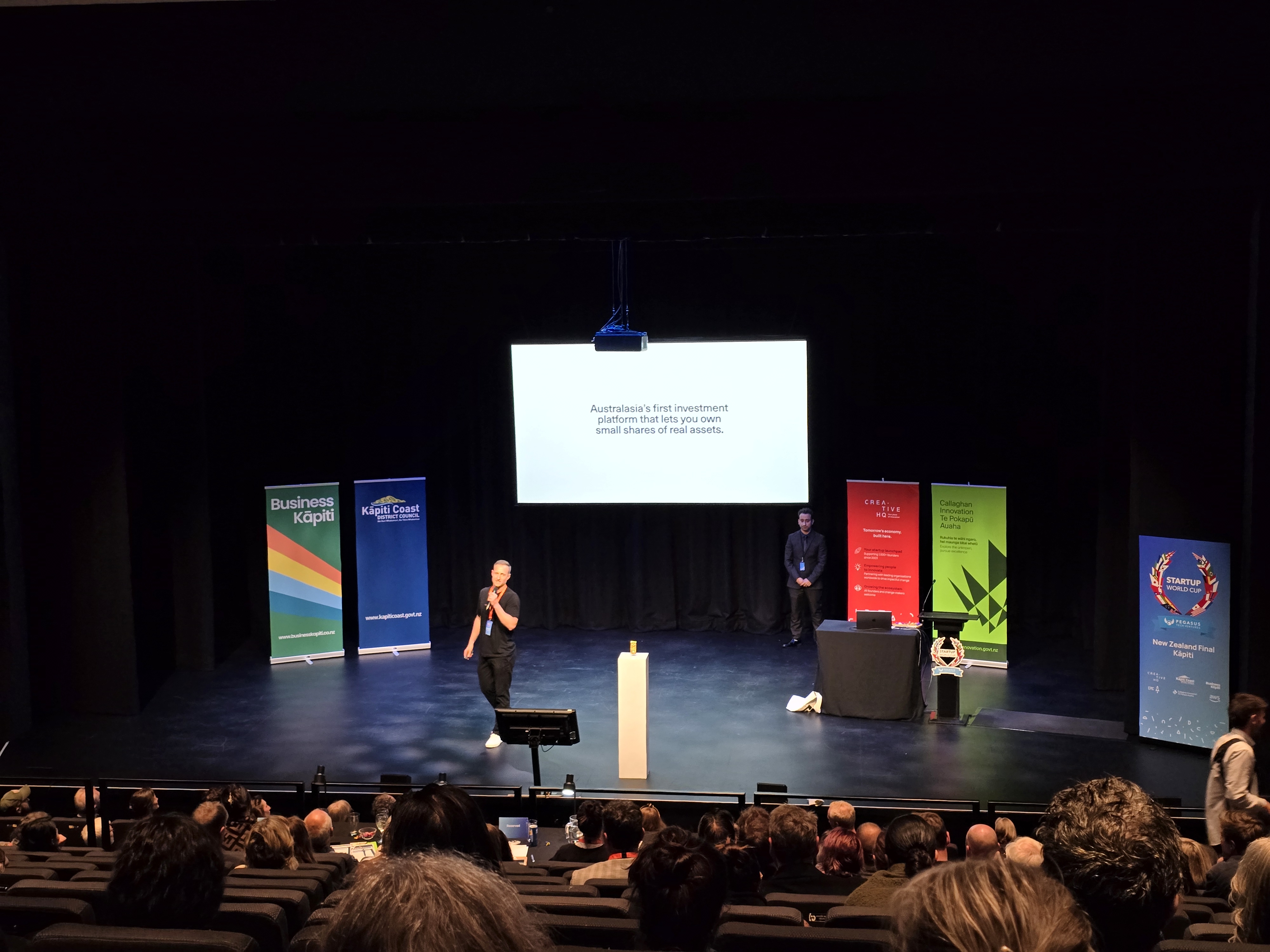 Goldie pitch featuring a gold bar on stage